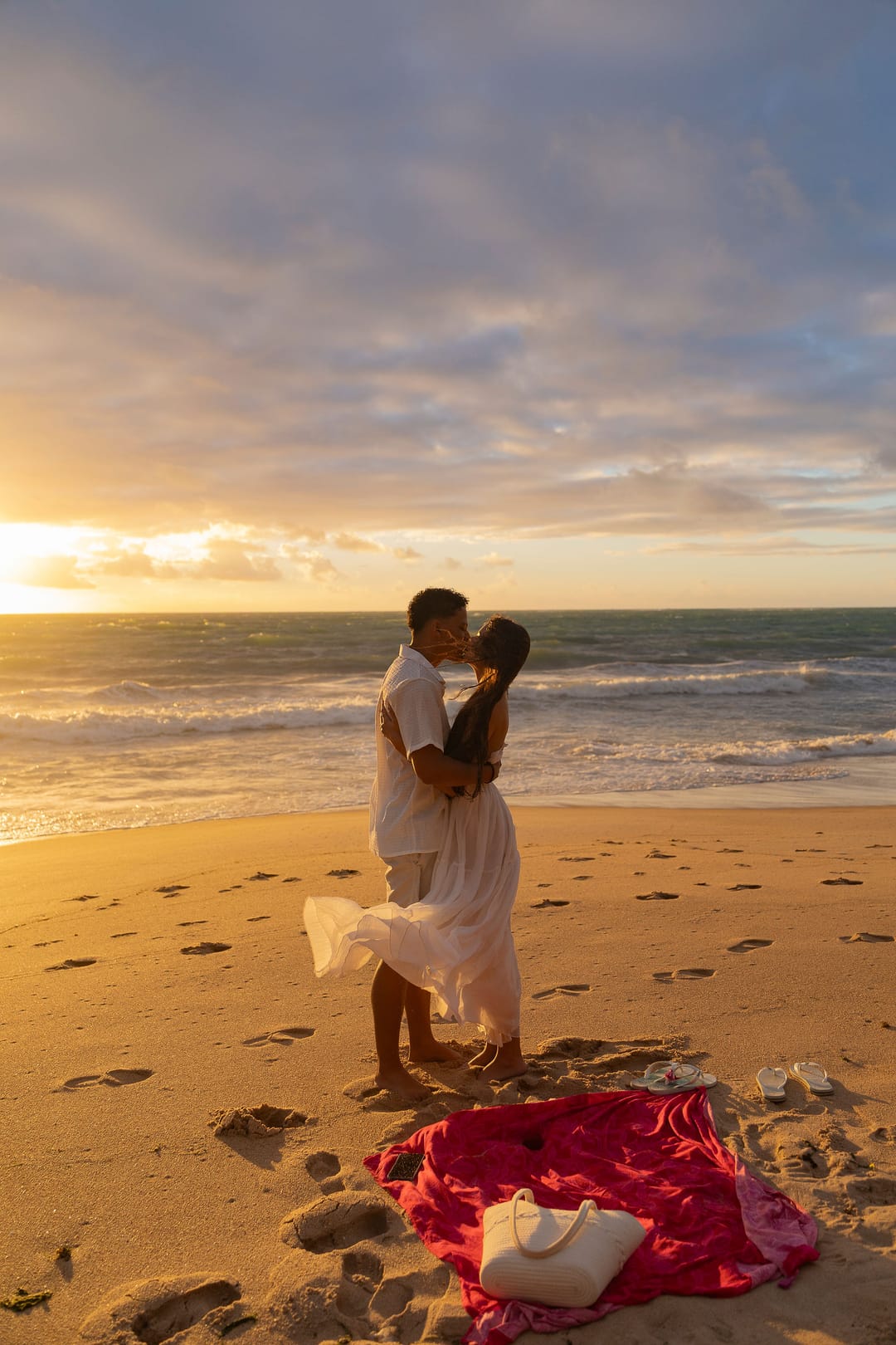 O beijo depois do sim, com o vestido e o cabelo ao vento e o sol nascendo.